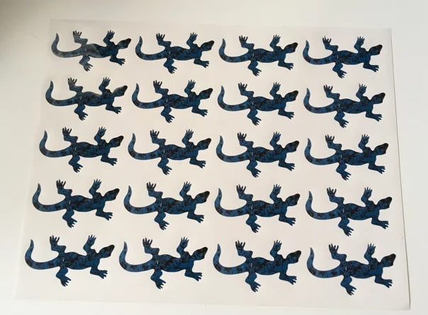 Aufkleber Echsen-Motiv – Bogen mit mehrfachen Gecko-Stickern in blauer Farbe, Frontansicht auf weißem Trägerpapier in Wiesbaden von City Medien Einkaufswelt für Partner günstig kaufen, drucken lassen, online preiswert bestellen – Aufkleber, Stickerbogen
