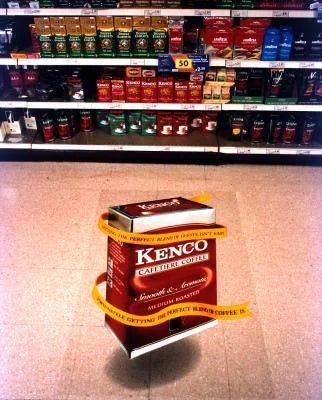 Fußbodenaufkleber – rechteckiger Werbeaufkleber mit Kaffeepackung-Motiv, auffällig platziert im Supermarktgang auf Fliesenboden in Wiesbaden von City Medien Einkaufswelt für Partner günstig kaufen, drucken lassen, online preiswert bestellen – Fußbodenaufkleber, Werbeaufkleber, Bodenfolie