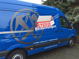 Folienplott Avery 900 – blauer Kastenwagen mit großem grauen Zunftzeichen und Firmenlogo „Steeg Bedachungen“, seitliche Fahrzeugbeschriftung in Wiesbaden von City Medien Einkaufswelt für Partner günstig kaufen, drucken lassen, online preiswert bestellen – Folienplott, Autoaufkleber, Fahrzeugbeschriftung