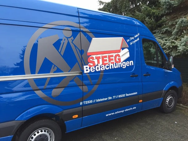 Folienplott Avery 900 – blauer Kastenwagen mit großem grauen Zunftzeichen und Firmenlogo „Steeg Bedachungen“, seitliche Fahrzeugbeschriftung in Wiesbaden von City Medien Einkaufswelt für Partner günstig kaufen, drucken lassen, online preiswert bestellen – Folienplott, Autoaufkleber, Fahrzeugbeschriftung