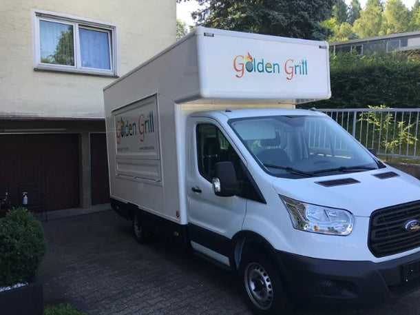 Aufkleber Polymer 3D weiß – Lieferwagen mit „Golden Grill“-Logo auf Kabinenkasten, Front- und Seitenbeklebung in Wiesbaden von City Medien Einkaufswelt für Partner günstig kaufen, drucken lassen, online preiswert bestellen – LKW-Aufkleber, Fahrzeugbeschriftung