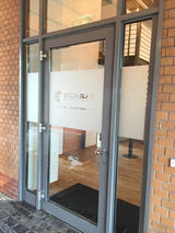 Milchglasfolie – Außentür mit teiltransparenter Folienbeklebung und Firmenlogo, seitliche Glasflächen mit Dekorstreifen in Wiesbaden von City Medien Einkaufswelt für Partner günstig kaufen, drucken lassen, online preiswert bestellen – Fensterfolie, Milchglasfolie, Glasdekor