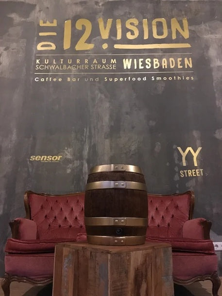 Folienplott Avery 800 – goldene Schriftzüge und Logos auf grauer Betonwand, edle Raumgestaltung in Wiesbaden von City Medien Einkaufswelt für Partner günstig kaufen, drucken lassen, online preiswert bestellen – Folienplott, Wandtattoo, Beschriftungsfolie