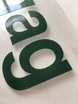Folienplott Avery 800 – Nahaufnahme grüner konturgeschnittener Buchstaben auf Transferfolie, hochwertige Klebebeschriftung in Wiesbaden von City Medien Einkaufswelt für Partner günstig kaufen, drucken lassen, online preiswert bestellen – Folienplott, Klebebuchstaben, Beschriftungsfolie