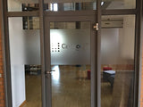 Milchglasfolie – Glastür mit großflächigem satinierten Sichtschutzstreifen und Logo-Aufdruck, Innenaufnahme in Wiesbaden von City Medien Einkaufswelt für Partner günstig kaufen, drucken lassen, online preiswert bestellen – Milchglasfolie, Fensterfolie, Sichtschutz