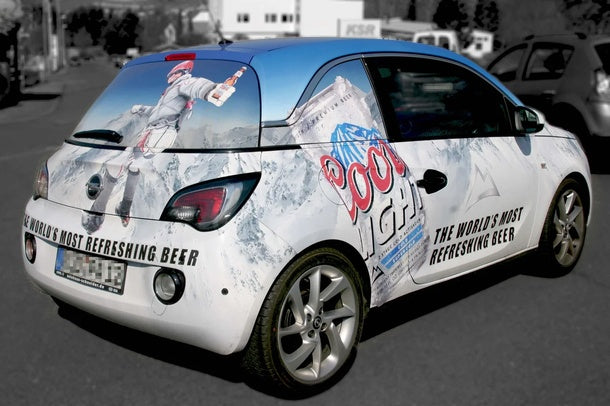 Aufkleber Fensterlochfolie mit KFZ-Zulassung – bedruckte Heck- und Seitenfensterfolie mit großflächigem Werbemotiv auf PKW in Wiesbaden von City Medien Einkaufswelt für Partner günstig kaufen, drucken lassen, online preiswert bestellen – Autoaufkleber, Fahrzeugwerbung, Lochfolie