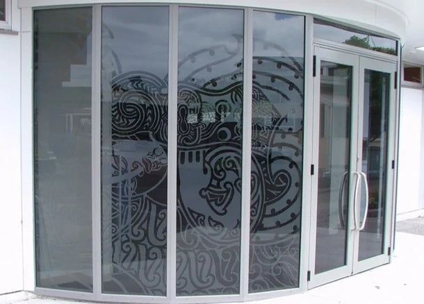 Milchglasfolie – großflächige Glasfassade mit dekorativem schwarzen Muster auf satiniertem Untergrund, moderne Außenansicht in Wiesbaden von City Medien Einkaufswelt für Partner günstig kaufen, drucken lassen, online preiswert bestellen – Glasdekorfolie, Milchglasfolie, Fassadenfolie