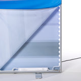 Sichtbare LED-Leuchten entlang der rechten Innenseite, Weißes Netzteil und Kabel im unteren Rahmenbereich, Schwarzes Stromkabel führt nach rechts heraus, Helles Textil ist diagonal nach vorne umgeschlagen, Dahinter ist die Innenkonstruktion sichtbar, Rahmen steht auf einem kleinen Metallfuß