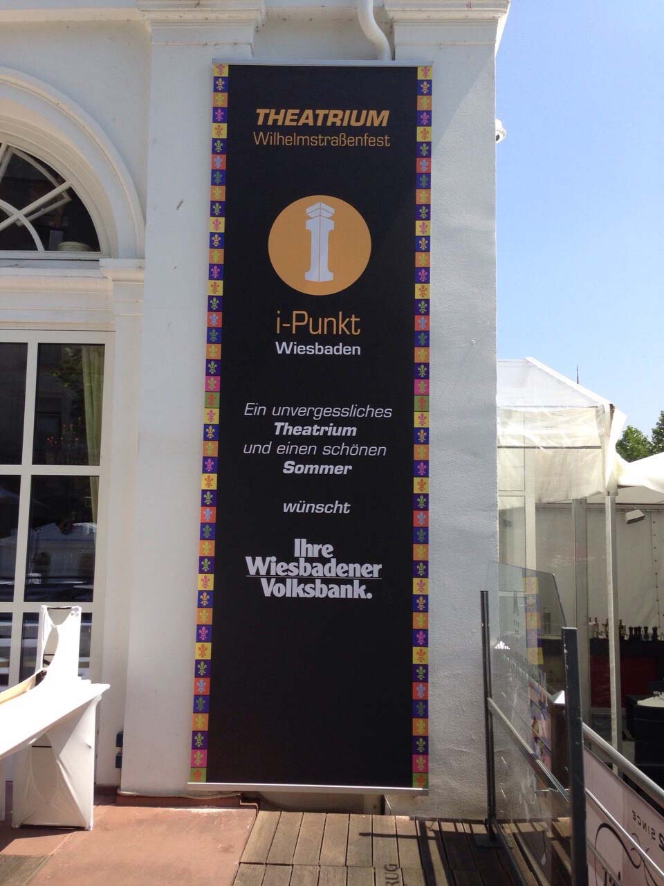 Blockout Banner – einseitig bedruckt, schwarzes Hochformat-Banner an Gebäudefassade mit farbigem Rahmen, lichtundurchlässiges Material in Wiesbaden von City Medien Einkaufswelt für Partner günstig kaufen, drucken lassen, online preiswert bestellen – Blockout Banner, Werbebanner, Outdoor-Werbung