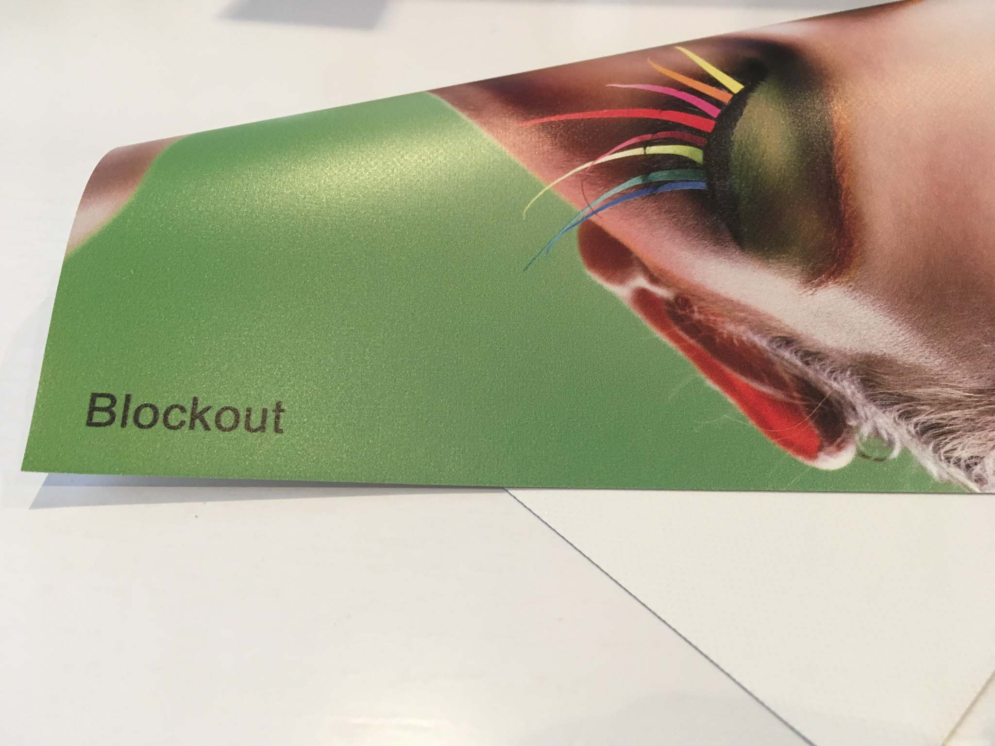 Blockout Banner – Detailansicht des lichtundurchlässigen Materials mit hochauflösendem Fotodruck, wahlweise einseitig oder beidseitig bedruckbar in Wiesbaden von City Medien Einkaufswelt für Partner günstig kaufen, drucken lassen, online preiswert bestellen – Blockout Banner, Werbebanner, Messebanner