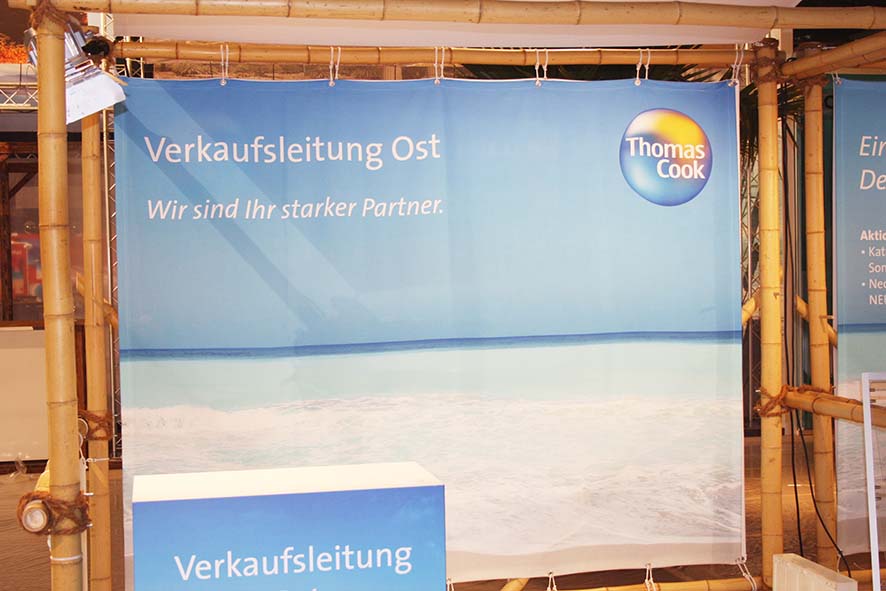 Displaystoff Banner – einseitig bedruckt, Frontansicht mit Strandmotiv und Firmenlogo, leichtes Textilbanner für Indoor-Präsentationen in Wiesbaden von City Medien Einkaufswelt für Partner günstig kaufen, drucken lassen, online preiswert bestellen – Stoffbanner, Textilbanner, Messebanner