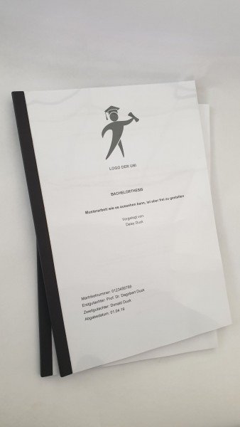 Abschlussarbeit Fastback Bindung: Eine Abschlussarbeit mit weißem, bedrucktem Cover und einem breiten, schwarzen Klebebandstreifen am linken Rand, der die Bindung darstellt, in Wiesbaden bei City Medien Einkaufswelt für Partner