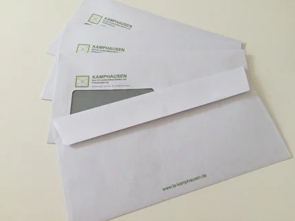 Briefumschläge mit Fenster – weiße Kuverts mit Firmenaufdruck, gestapelt in Teilansicht, geeignet für Geschäftspost in Wiesbaden von City Medien Einkaufswelt für Partner günstig kaufen, drucken lassen, online preiswert bestellen – Briefumschläge, Geschäftsdrucksachen, Geschäftsausstattung