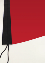 Beachflag Rechteck Large 400 cm: Nahaufnahme der unteren Ecke einer roten Flagge. Sie hat ein breites, schwarzes Besatzband an der linken Seite mit sichtbaren Nähten. Unten hängt eine schwarze Kordel heraus, in Wiesbaden bei City Medien Einkaufswelt für Partner