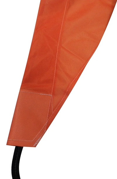 Beachflag Rechteck Austauschdruck: Nahaufnahme der unteren Ecke einer orangefarbenen Flagge. Der doppelte Stoffsaum, die weißen Nähte und die schwarze Einfassung am unteren Rand sind sichtbar, in Wiesbaden bei City Medien Einkaufswelt für Partner