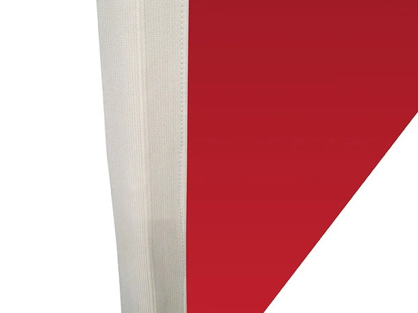 Beachflag Wind Extra Small 215 cm: Nahaufnahme der unteren Ecke einer rot-weißen Flagge. Die rote Fläche wird durch ein weißes, genähtes Besatzband begrenzt, in Wiesbaden bei City Medien Einkaufswelt für Partner