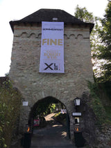 Fahnenstoff Banner – einseitig bedruckt, hochformatiges Textilbanner an historischem Torbogen befestigt, leichter Stoff für Events und Outdoor-Einsatz in Wiesbaden von City Medien Einkaufswelt für Partner günstig kaufen, drucken lassen, online preiswert bestellen – Fahnenstoff Banner, Stoffbanner, Eventwerbung