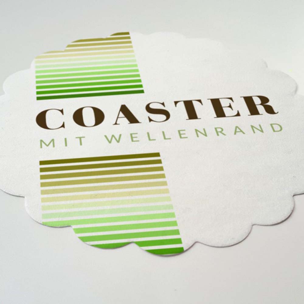 Getränkeuntersetzer aus Airlaid D 9 cm rund mit Wellenrand – Nahaufnahme mit grünem Streifenmotiv und Schriftzug „Coaster“, einseitig bedruckt in Wiesbaden von City Medien Einkaufswelt für Partner günstig kaufen, drucken lassen, online preiswert bestellen – Getränkeuntersetzer, Bierdeckel, Gastrobedarf