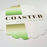 Getränkeuntersetzer aus Airlaid D 9 cm rund mit Wellenrand – Nahaufnahme mit grünem Streifenmotiv und Schriftzug „Coaster“, einseitig bedruckt in Wiesbaden von City Medien Einkaufswelt für Partner günstig kaufen, drucken lassen, online preiswert bestellen – Getränkeuntersetzer, Bierdeckel, Gastrobedarf