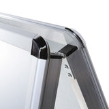 Detailaufnahme des stabilen Scharniers mit abgerundeter Eckkappe am silbernen Aluminium-Klapprahmen des A-Boards – Kundenstopper Klassiker, ohne Druck | Wiesbaden | City Medien Einkaufswelt für Partner – Kundenstopper, Messe- & Werbesysteme, Display – kaufen, günstig online bestellen, preiswert
