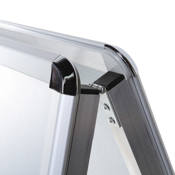 Detailaufnahme des stabilen Scharniers mit abgerundeter Eckkappe am silbernen Aluminium-Klapprahmen des A-Boards – Kundenstopper Klassiker, ohne Druck | Wiesbaden | City Medien Einkaufswelt für Partner – Kundenstopper, Messe- & Werbesysteme, Display – kaufen, günstig online bestellen, preiswert