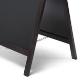 Detailansicht: Standsicherung mit Kette am Holz-Kundenstopper, robuste Kreidetafel 55 × 85 cm – ohne Druck, City Medien Einkaufswelt für Partner Wiesbaden
