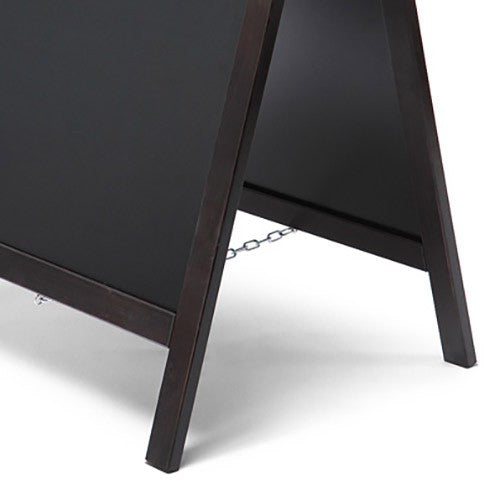 Detailansicht: Standsicherung mit Kette am Holz-Kundenstopper, robuste Kreidetafel 55 × 85 cm – ohne Druck, City Medien Einkaufswelt für Partner Wiesbaden