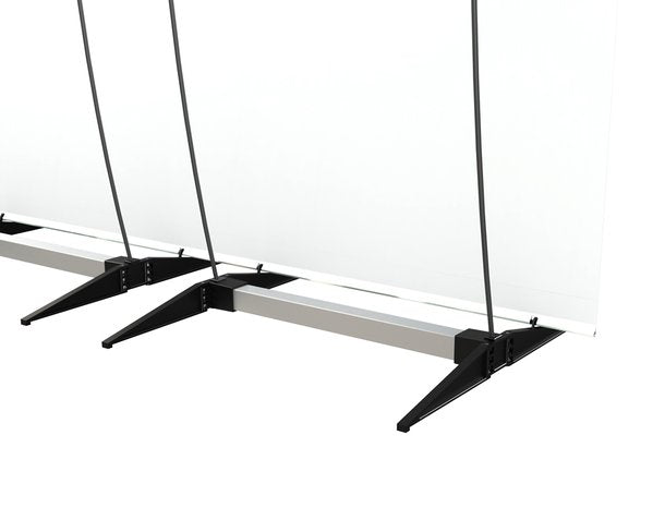 CLASSIC penguin: Nahaufnahme der Füße eines Werbebanners. Eine silberne Stange verläuft horizontal. Drei schwarze Standfüße halten das Gestell. Die Füße sind mit schwarzen, gebogenen Metallstangen verbunden, in Wiesbaden bei City Medien Einkaufswelt für Partner