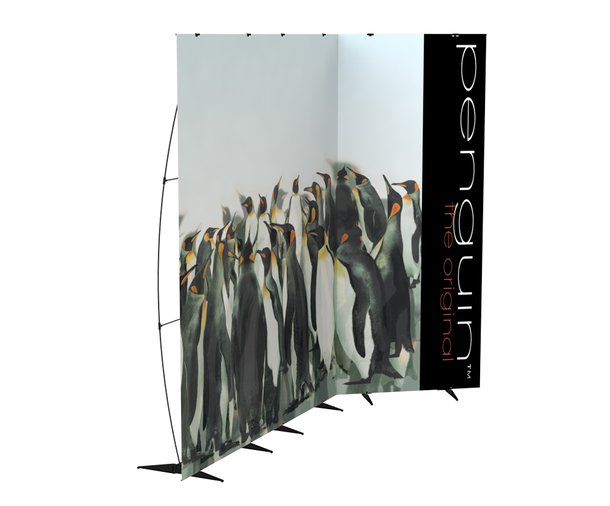 CLASSIC penguin: Ein aufgestelltes L-förmiges Werbebanner. Die bedruckte Oberfläche zeigt eine Gruppe von Pinguinen und einen schwarzen vertikalen Streifen mit dem Schriftzug „penguin the original“. Das Gestell hat eine gebogene, schwarze Stange und schwarze Füße, in Wiesbaden bei City Medien Einkaufswelt für Partner