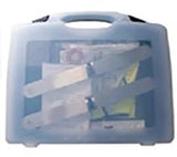 Frontansicht eines transparenten Transportkoffers mit verstauten Halterungen und Zubehör – Dachwerbeschild | Wiesbaden | City Medien Einkaufswelt für Partner – Fahrzeugwerbung, Werbeschilder, Zubehör – drucken lassen, günstig online bestellen, preiswert