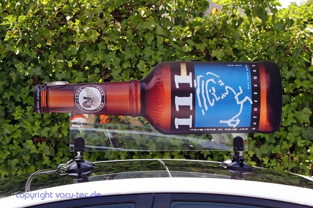 Perspektivische Ansicht eines großen Flaschen-Werbeschilds auf Autodach mit transparenter Halterung – Dachwerbeschild | Wiesbaden | City Medien Einkaufswelt für Partner – Fahrzeugwerbung, Werbeschilder, Außenwerbung – drucken lassen, günstig online bestellen, preiswert