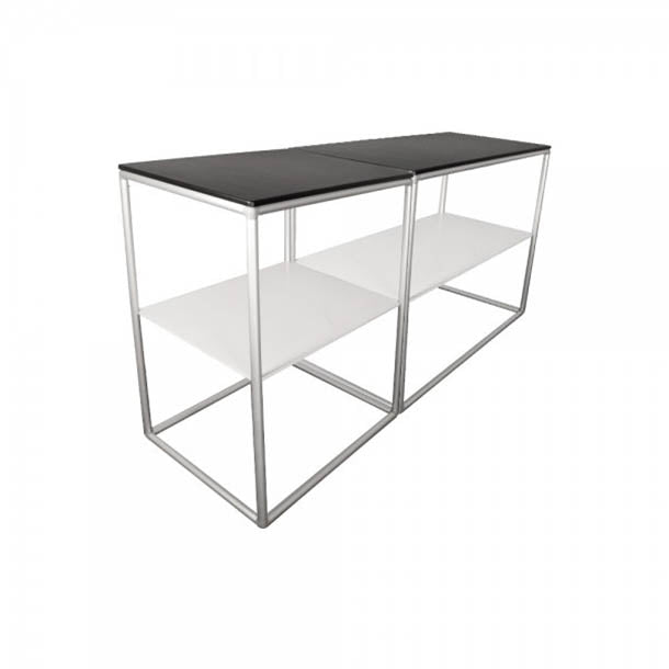 Messetheke MODULATE B 80 cm x H 101,5 cm x T 60 cm: Zwei offene, silberne Metallrahmen stehen nebeneinander. Sie haben jeweils eine schwarze, rechteckige Tischplatte und eine weiße Ablagefläche, in Wiesbaden bei City Medien Einkaufswelt für Partner