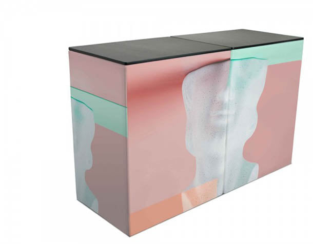 Messetheke MODULATE B 80 cm x H 101,5 cm x T 60 cm: Zwei bedruckte, abstrakte Messetheken stehen nebeneinander. Sie haben eine abstrakte Grafik in Pastellfarben und eine schwarze Tischplatte, in Wiesbaden bei City Medien Einkaufswelt für Partner