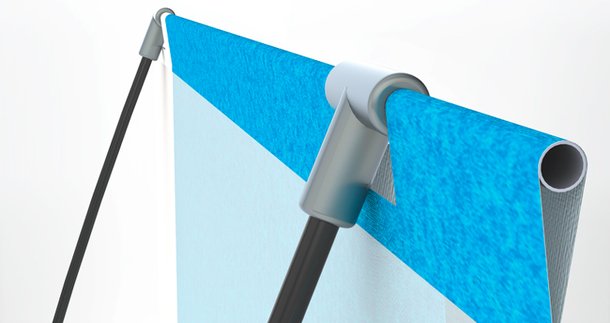 OUTDOOR penguin: Nahaufnahme der oberen Befestigung des Banners. Eine blaue Bespannung wird von einer grauen Halterung und einer schwarzen, gebogenen Stange gehalten, in Wiesbaden bei City Medien Einkaufswelt für Partner
