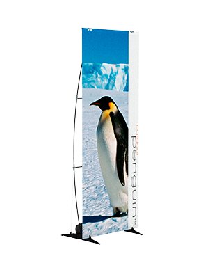 OUTDOOR penguin: Ein aufgestelltes Werbebanner mit dem Druck eines Pinguins in einer verschneiten Landschaft. Das Display hat ein schwarzes, filigranes Gestell mit zwei Füßen und einer geschwungenen Seitenstange, in Wiesbaden bei City Medien Einkaufswelt für Partner
