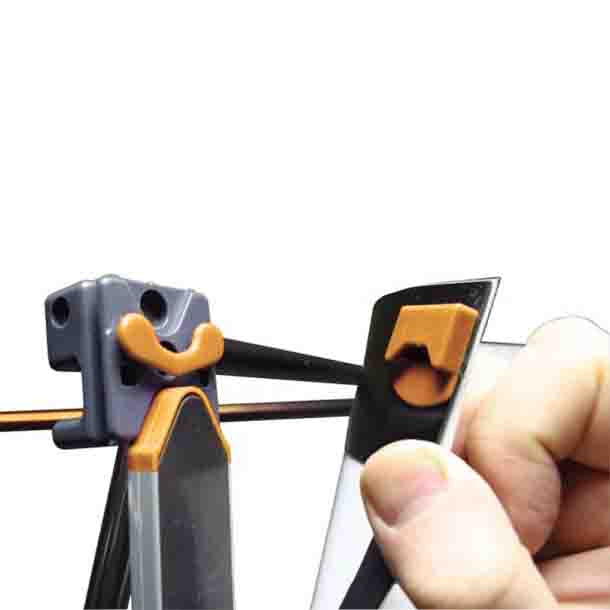 Pop-Up 2 x 3 Felder gebogen: Eine Hand befestigt eine bedruckte, laminierte Werbeplatte mit einem orangefarbenen Haken an einem grauen Verbindungspunkt der Faltwand, in Wiesbaden bei City Medien Einkaufswelt für Partner
