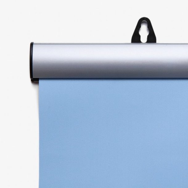 Posterschiene: Nahaufnahme der oberen Kante einer Posterschiene. Die Schiene ist silber und hat ein hellblaues Poster. Oben ist ein schwarzer Kunststoffhaken zur Aufhängung befestigt, in Wiesbaden bei City Medien Einkaufswelt für Partner