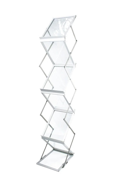 Prospektständer Zed Up Lite: Ein breiter, offener Prospektständer mit vier transparenten Acrylglas-Fächern. Das Gestell hat ein silbernes, faltbares Scherengitter, in Wiesbaden bei City Medien Einkaufswelt für Partner