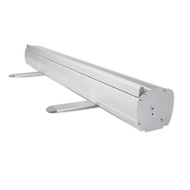 Roll Up Budget B 80 cm x H 200 cm: Eine schräge Ansicht der silbernen Roll-Up-Kassette. Sie hat zwei graue, flache Metallfüße. Die Enden der Kassette sind rund und mit Schrauben befestigt, in Wiesbaden bei City Medien Einkaufswelt für Partner