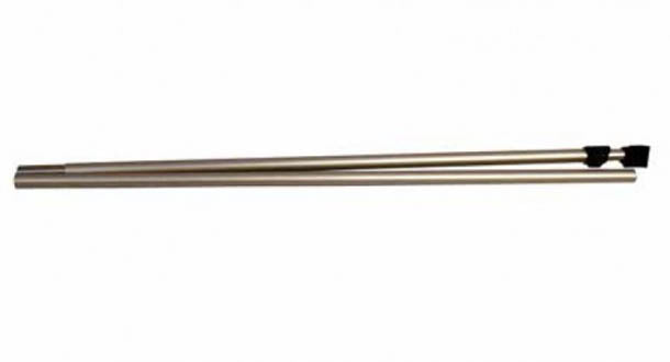 Roll Up Deluxe B 85 cm x H 153-200 cm: Ein faltbarer, silberner Metallstab liegt auf einer weißen Oberfläche. Der Stab hat mehrere Segmente, die mit einem Gummiband verbunden sind. Ein schwarzer Kunststofffuß ist am Ende sichtbar, in Wiesbaden bei City Medien Einkaufswelt für Partner