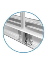 Roll Up Standard B 100 cm x H 200 cm: Nahaufnahme der seitlichen, ausgeklappten Füße der silbernen Kassette. Das flache Metallstück wird mit einer Schraube und einer runden, weißen Kunststoffhalterung befestigt, in Wiesbaden bei City Medien Einkaufswelt für Partner