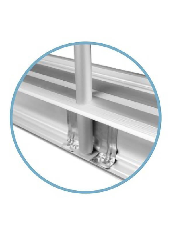 Roll Up Standard B 100 cm x H 200 cm: Nahaufnahme der seitlichen, ausgeklappten Füße der silbernen Kassette. Das flache Metallstück wird mit einer Schraube und einer runden, weißen Kunststoffhalterung befestigt, in Wiesbaden bei City Medien Einkaufswelt für Partner