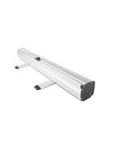 Roll Up Standard B 100 cm x H 200 cm: Eine schräge Ansicht der silbernen, länglichen Roll-Up-Kassette. Sie hat zwei ausklappbare, schwarze Metallfüße. Die Enden sind schwarz und mit Schrauben befestigt, in Wiesbaden bei City Medien Einkaufswelt für Partner