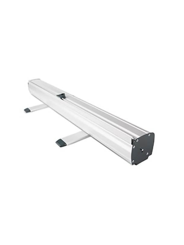 Roll Up Standard B 80 cm x H 200 cm: Eine schräge Ansicht der silbernen, länglichen Roll-Up-Kassette. Sie hat zwei ausklappbare, schwarze Metallfüße. Die Enden sind schwarz und mit Schrauben befestigt, in Wiesbaden bei City Medien Einkaufswelt für Partner