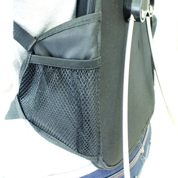 Promotion Rucksack X Banner: Nahaufnahme der schwarzen Netztasche mit Gummizug, die sich an der Seite des schwarzen Stoffrucksacks befindet.in Wiesbaden bei City Medien Einkaufswelt für Partner