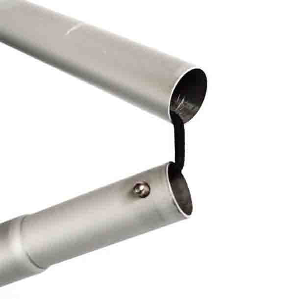 Textilwand ALU gerade gebogen: Nahaufnahme von zwei silbernen, runden Aluminiumstangen. Die untere Stange hat ein Loch und die obere Stange hat ein schwarzes Gummiband, das zum Verbinden der Stangen dient, in Wiesbaden bei City Medien Einkaufswelt für Partner