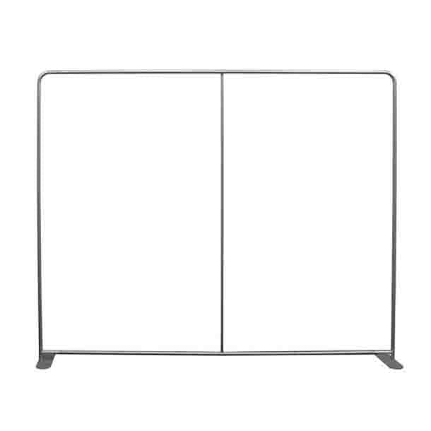 Textilwand ALU gerade gebogen: Ein gebogenes Rahmengestell von vorne. Der Rahmen besteht aus silbernen, runden Aluminiumstangen, die an den Ecken abgerundet sind. Er steht auf zwei grauen, flachen Standfüßen, in Wiesbaden bei City Medien Einkaufswelt für Partner