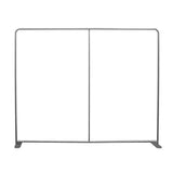 Textilwand ALU gerade gebogen: Ein gebogenes Rahmengestell von vorne. Der Rahmen besteht aus silbernen, runden Aluminiumstangen, die an den Ecken abgerundet sind. Er steht auf zwei grauen, flachen Standfüßen, in Wiesbaden bei City Medien Einkaufswelt für Partner