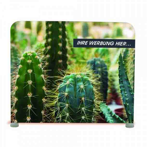 Textilwand ALU gerade gebogen: Eine bedruckte Textilwand mit einem Kaktus-Motiv und dem schwarzen Banner „IHRE WERBUNG HIER...“. Die Textilwand steht auf zwei kleinen, grauen Standfüßen, in Wiesbaden bei City Medien Einkaufswelt für Partner