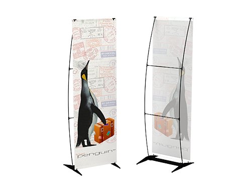 TRAVEL penguin: Ein aufgestelltes Werbebanner von vorne und schräg von hinten. Das bedruckte Banner zeigt einen Pinguin mit einem orangen Koffer vor einem Hintergrund mit Stempeln und steht auf einem schwarzen, filigranen Gestell, in Wiesbaden bei City Medien Einkaufswelt für Partner